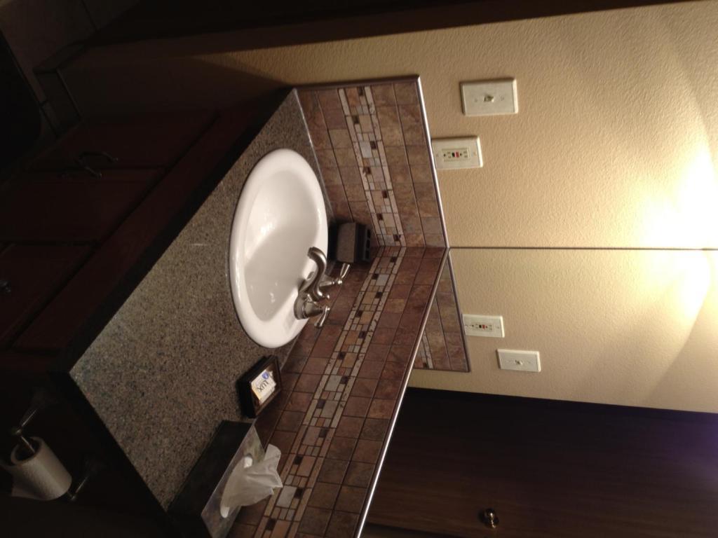 Pyramid Guest House Jasper National Park Room photo
